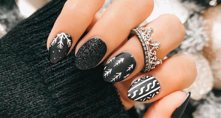 Diseños de uñas negras para Navidad con acabado sofisticado
